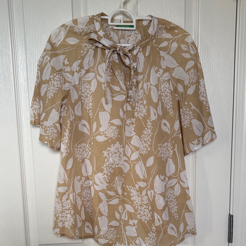 United Colours of Benetton Tie-Neck Floral Print Blouse in Beige and White